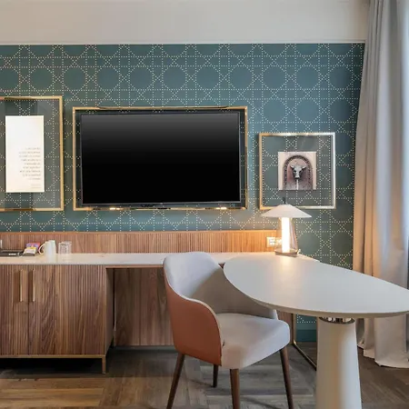Hilton Centre Hotel 5*
